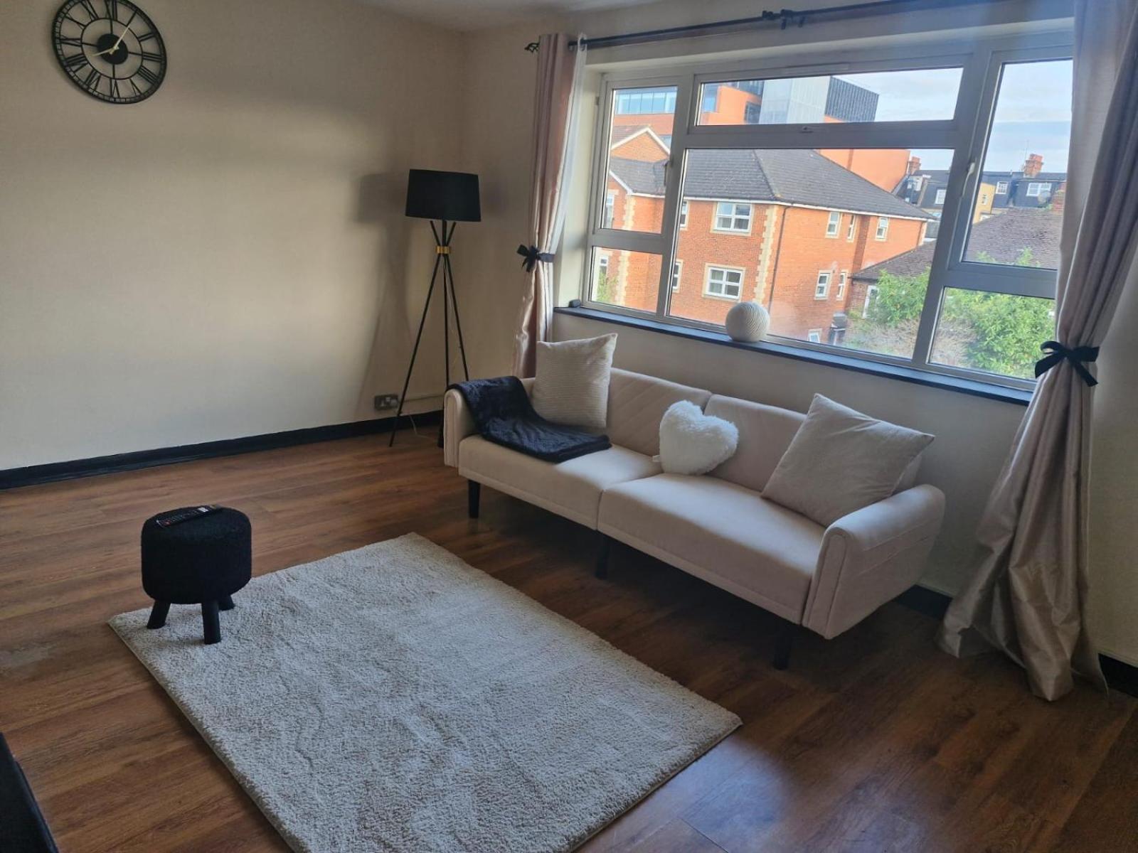 Elegant & Spacious 2-bedroom In Wimbledon Apartment